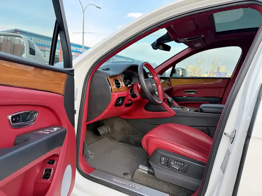 Bentley Bentayga 2021 из CN, фото 2