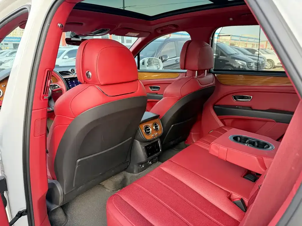 Bentley Bentayga 2021 из CN, фото 8