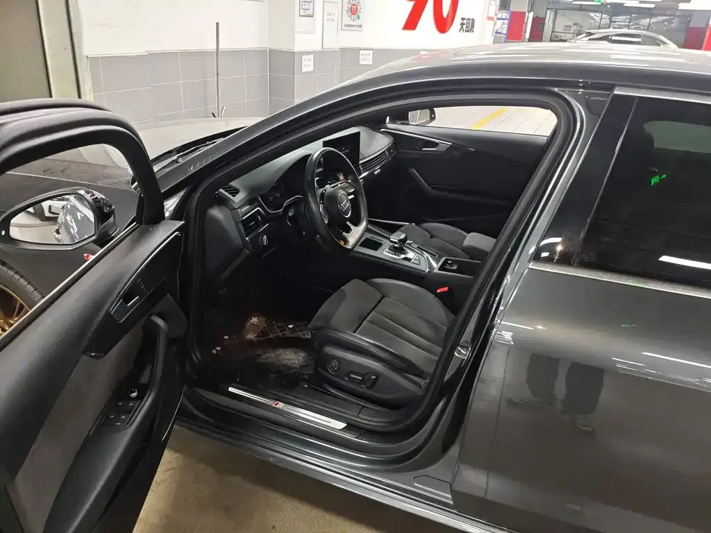 Audi A4L 2021 из CN, фото 6