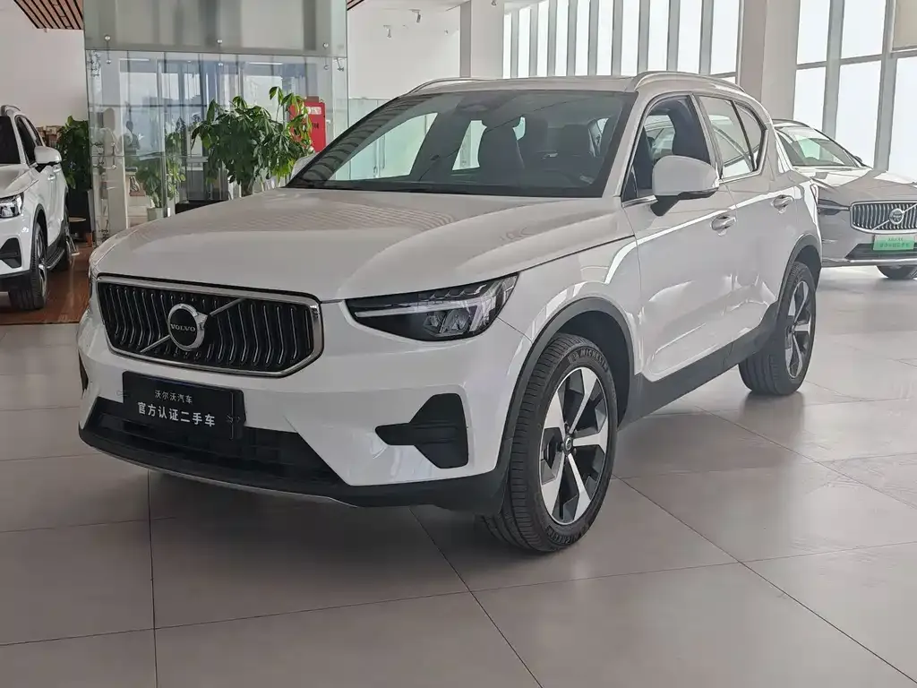 Volvo XC40 — фото 1
