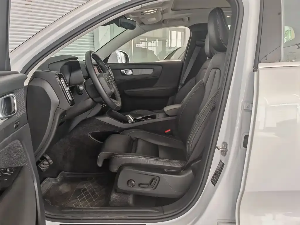Volvo XC40 — фото 4