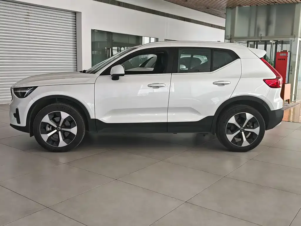 Volvo XC40 — фото 8