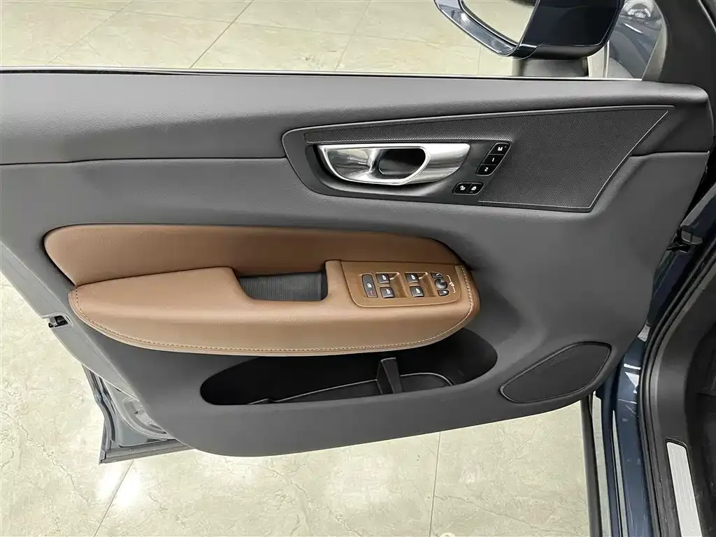 Volvo XC60 — фото 9