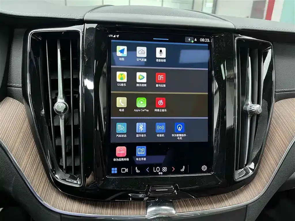 Volvo XC60 — фото 10
