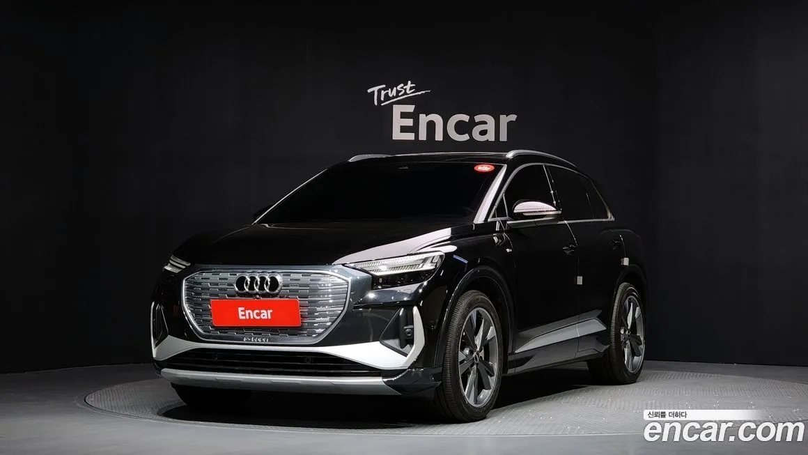 Audi Q4 e-tron — фото 1