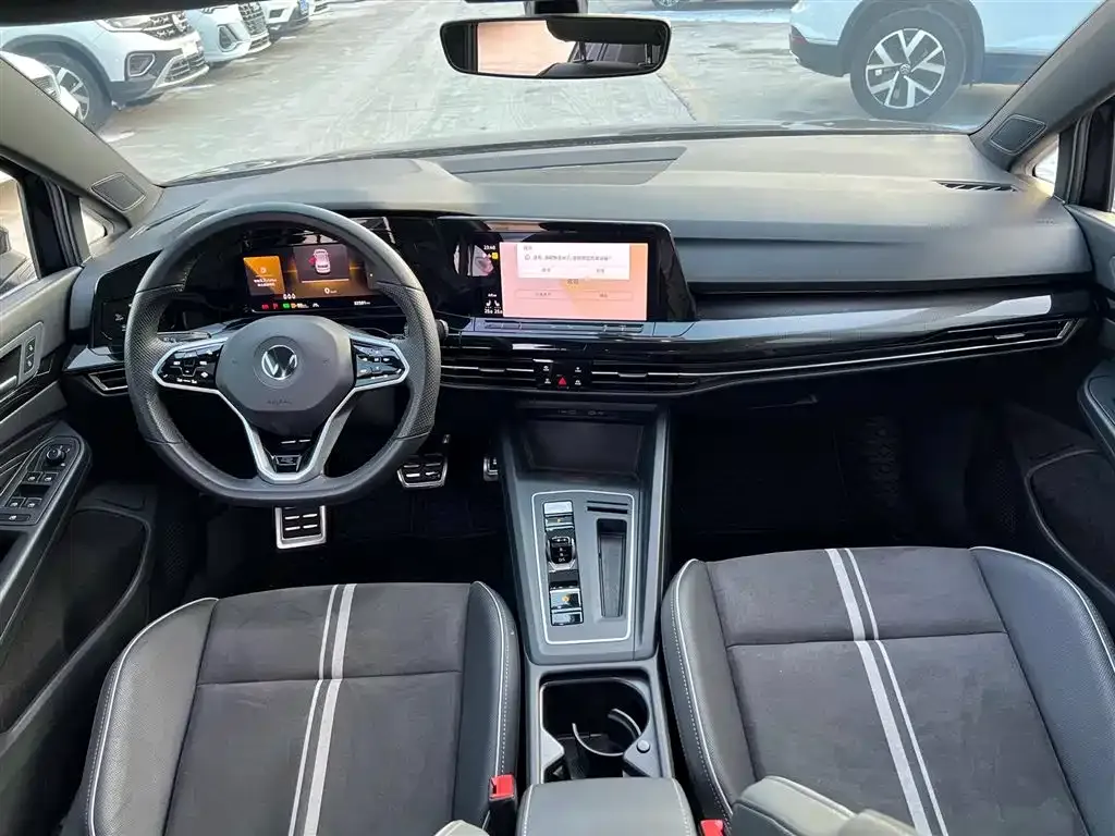 Volkswagen Golf 2023 из CN, фото 2