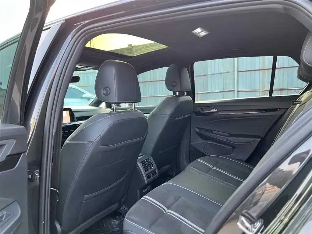 Volkswagen Golf 2023 из CN, фото 5