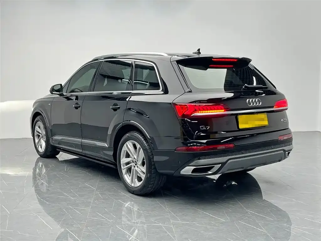Audi Q7 2023 из CN, фото 2
