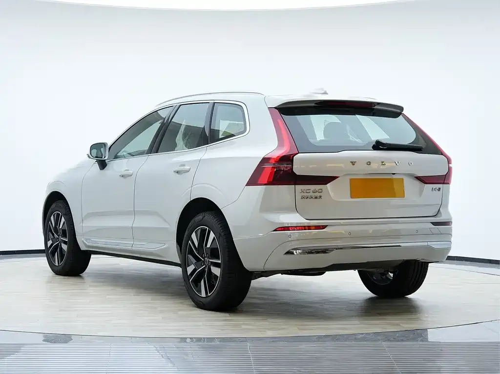 Volvo XC60 — фото 8
