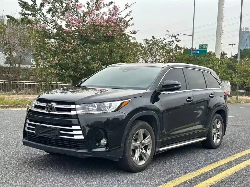 Toyota Highlander — фото 1