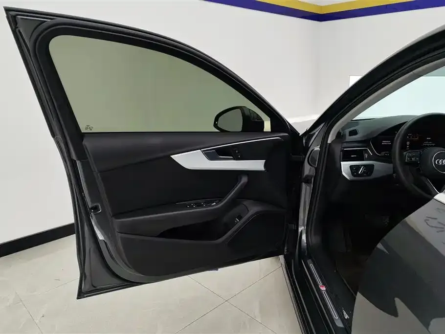 Audi A4L 2023 из CN, фото 8