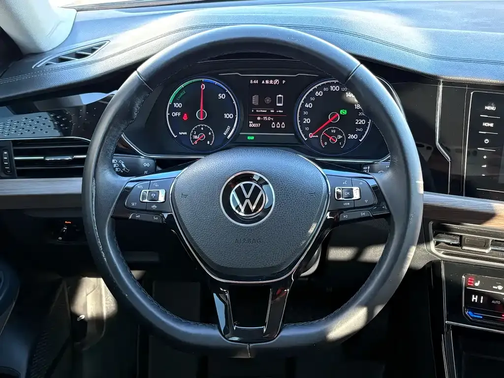 Volkswagen Passat New Energy — фото 7