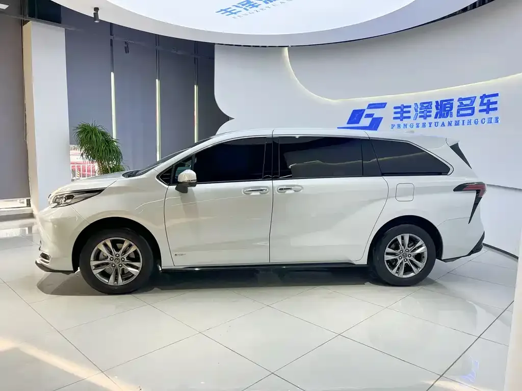 Toyota Sienna 2025 из CN, фото 2