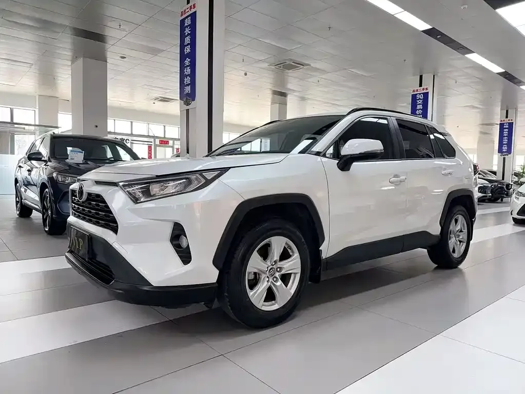 Toyota RAV4 2023 из CN, фото 1