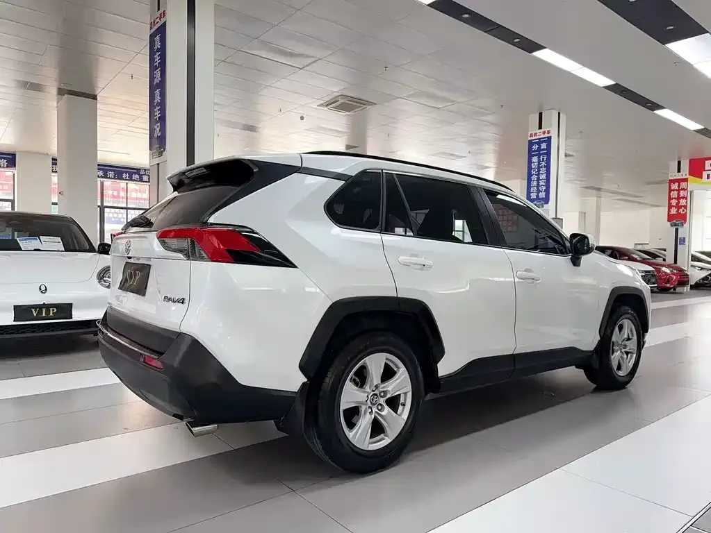 Toyota RAV4 2023 из CN, фото 3