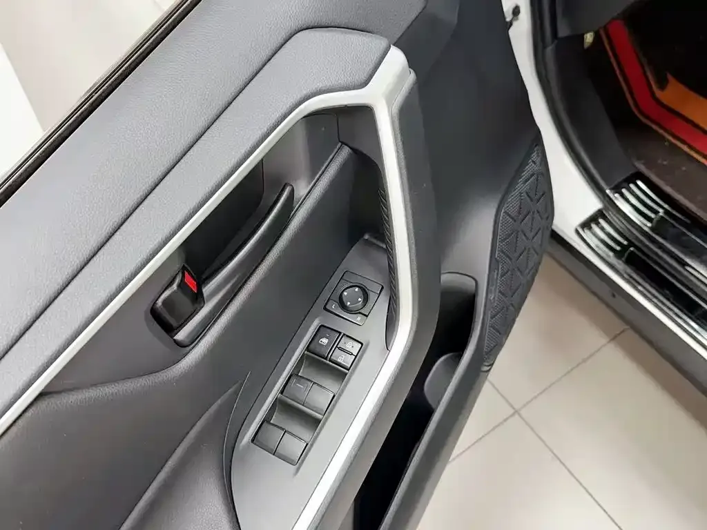 Toyota RAV4 2023 из CN, фото 4