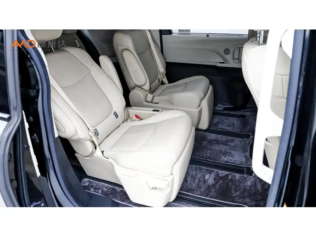 Toyota Sienna 2023 из CN, фото 3