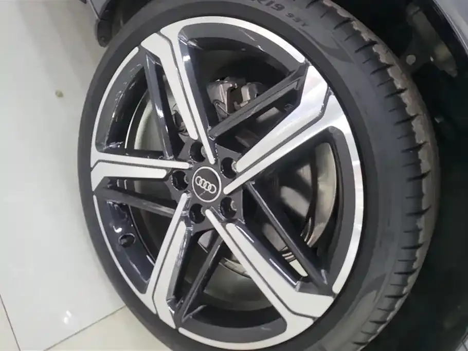 Audi A4L 2024 из CN, фото 8