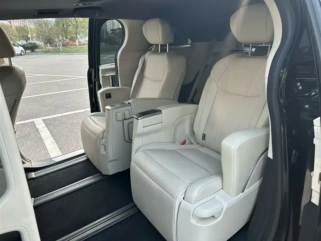Toyota Sienna 2024 из CN, фото 2