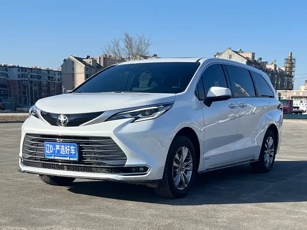 Toyota Sienna — фото 1
