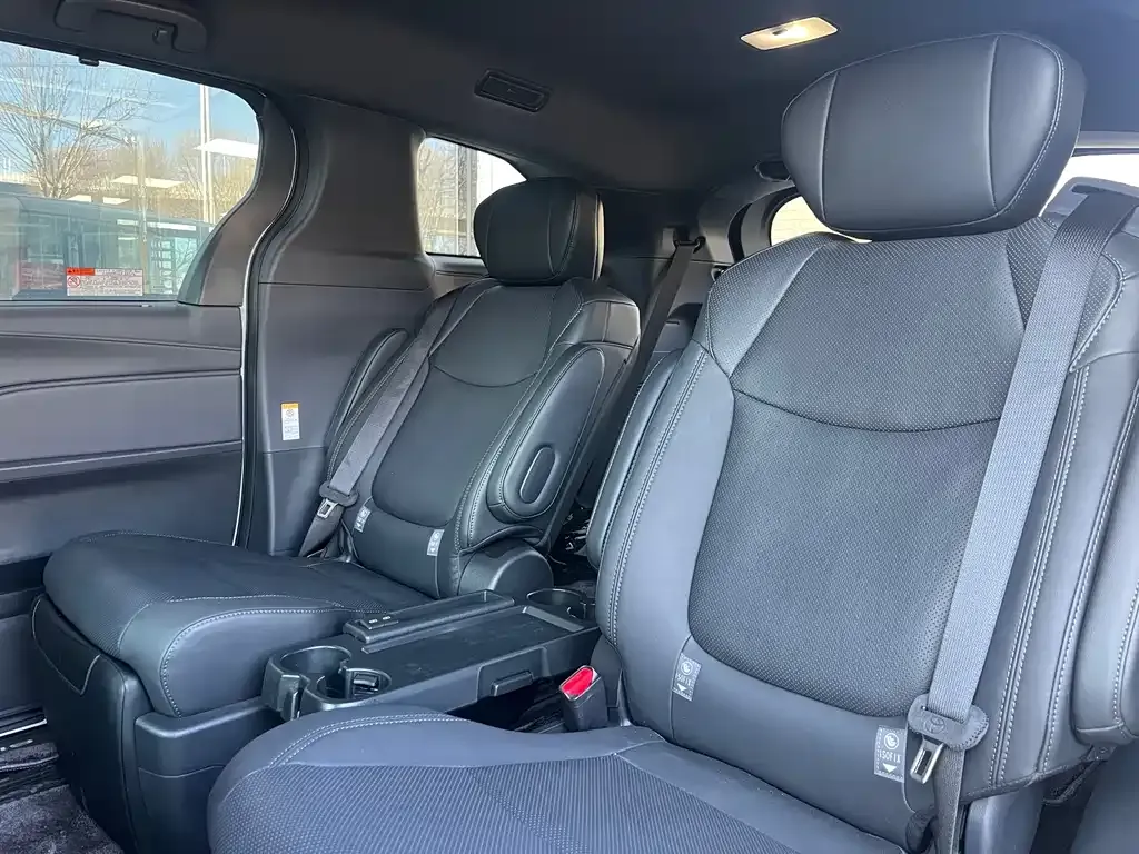 Toyota Sienna — фото 9