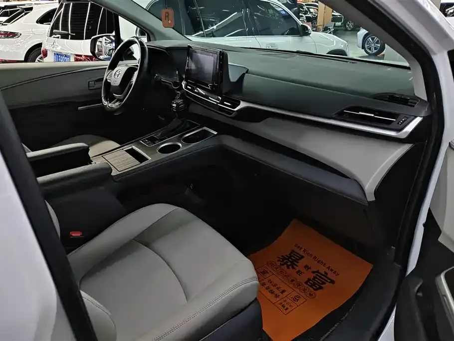 Toyota Sienna 2023 из CN, фото 4