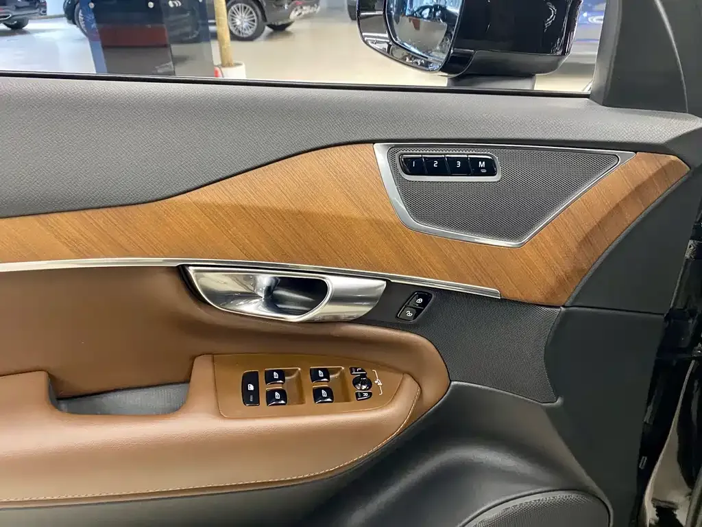 Volvo XC90 — фото 10