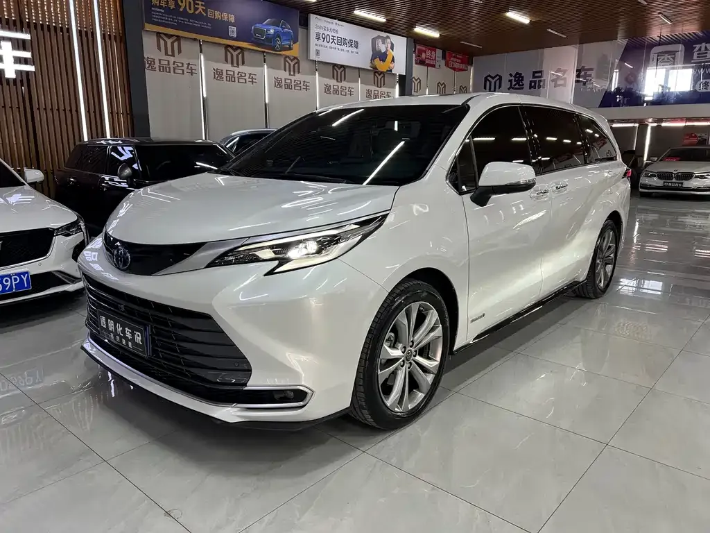 Toyota Sienna — фото 1