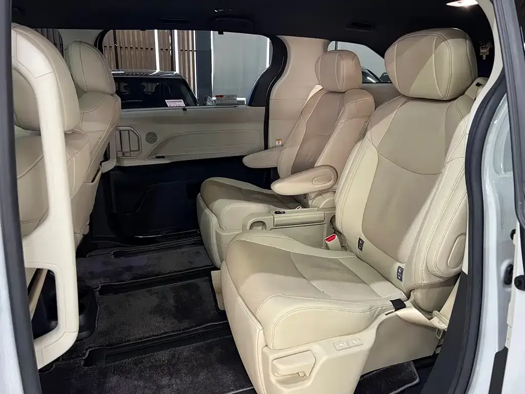 Toyota Sienna — фото 4