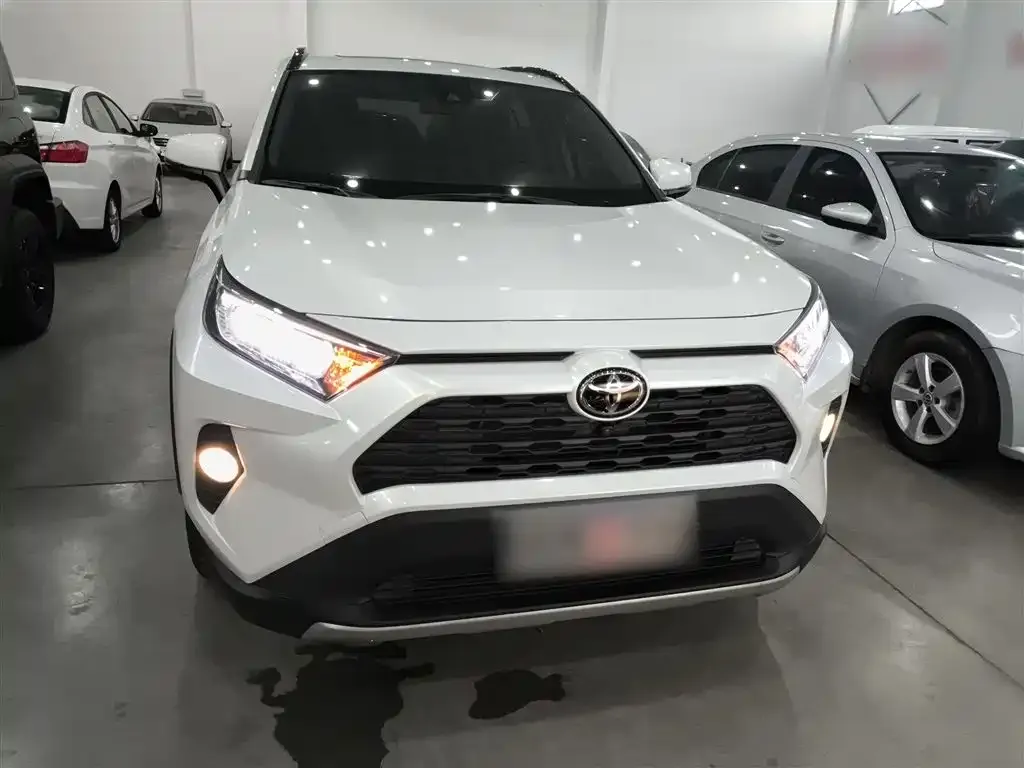 Toyota RAV4 — фото 2