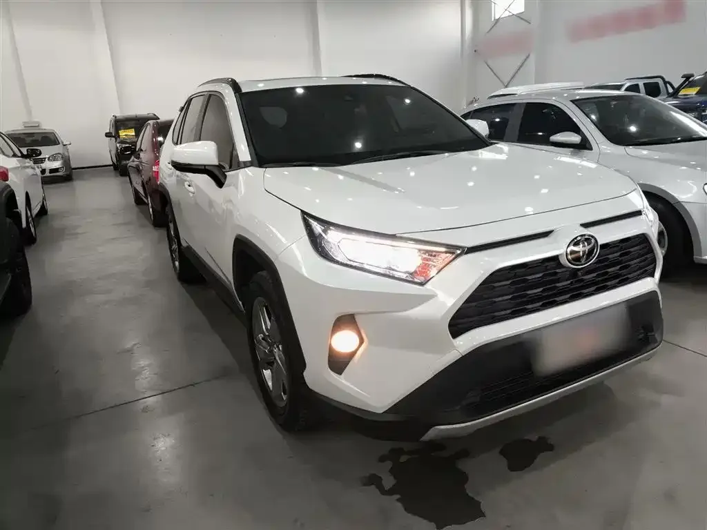Toyota RAV4 — фото 4