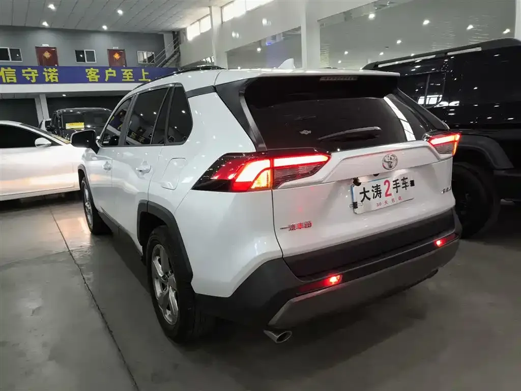 Toyota RAV4 — фото 5