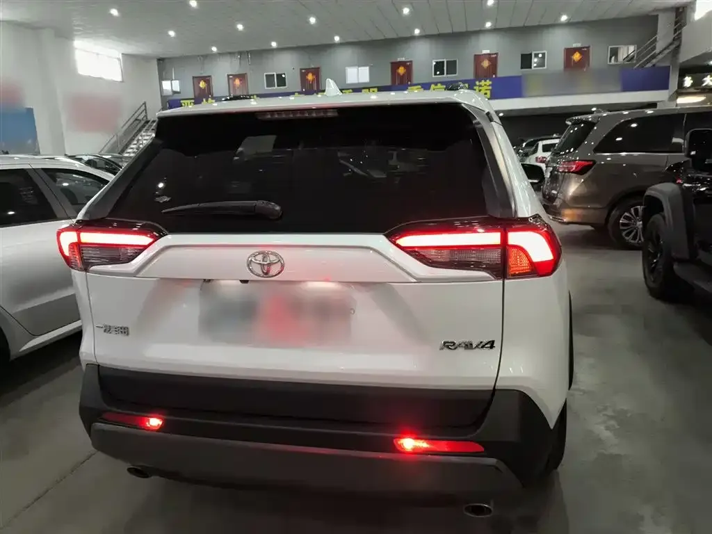 Toyota RAV4 — фото 6