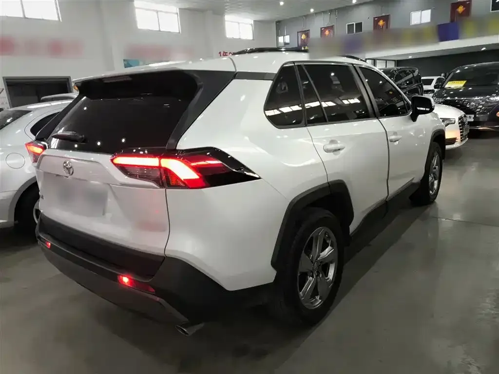 Toyota RAV4 — фото 8