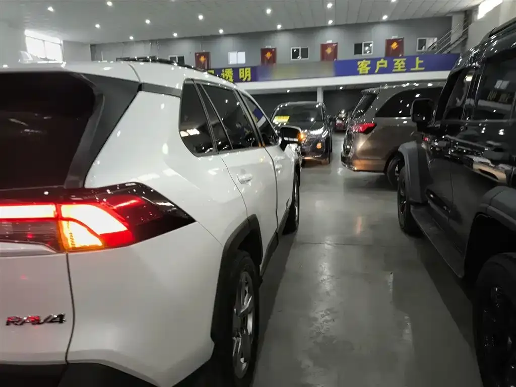 Toyota RAV4 — фото 10