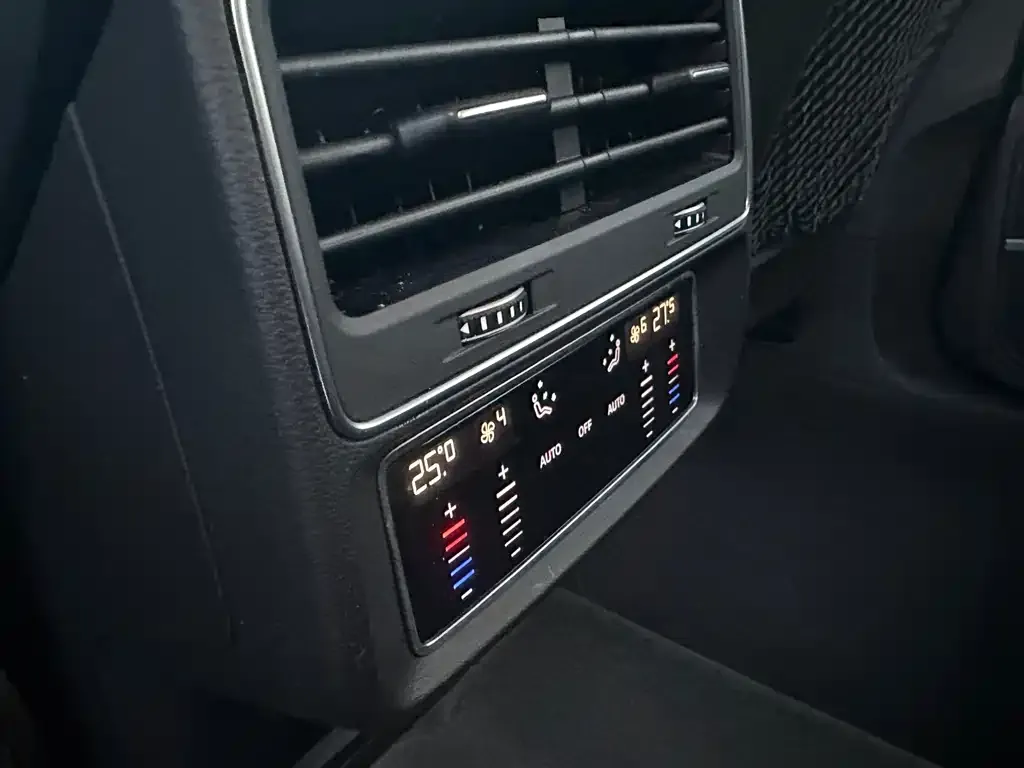 Audi Q8 2023 из CN, фото 2