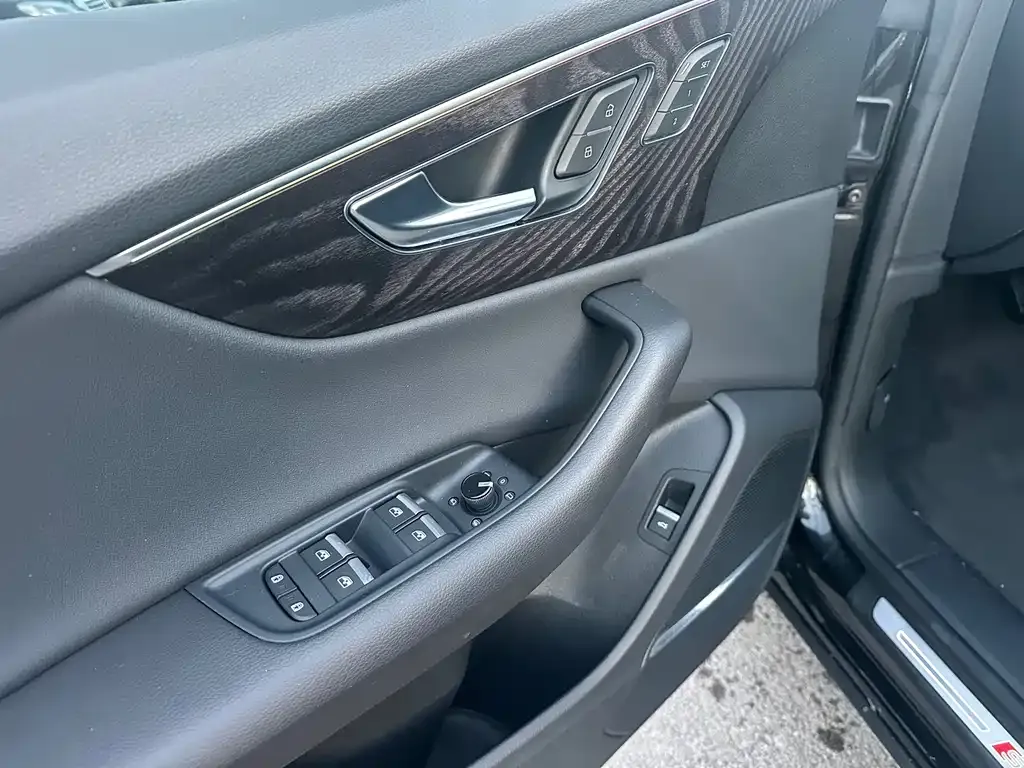 Audi Q8 2023 из CN, фото 9