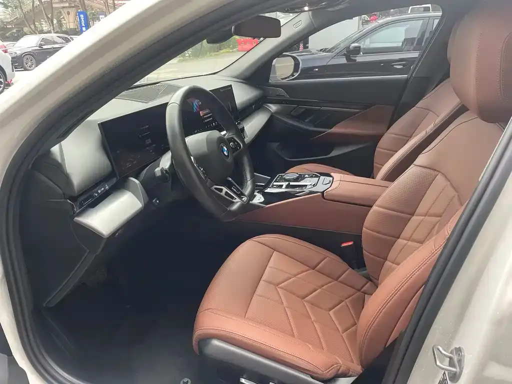 BMW 5 Series 2024 из CN, фото 3