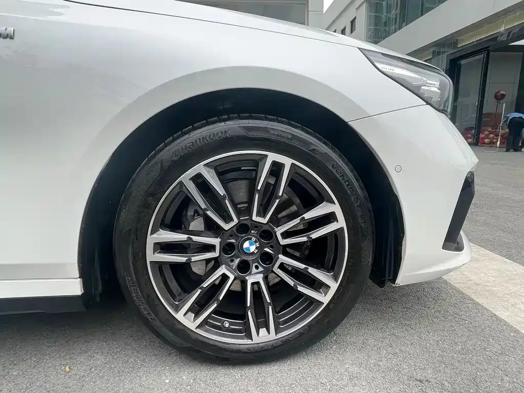 BMW 5 Series 2024 из CN, фото 8