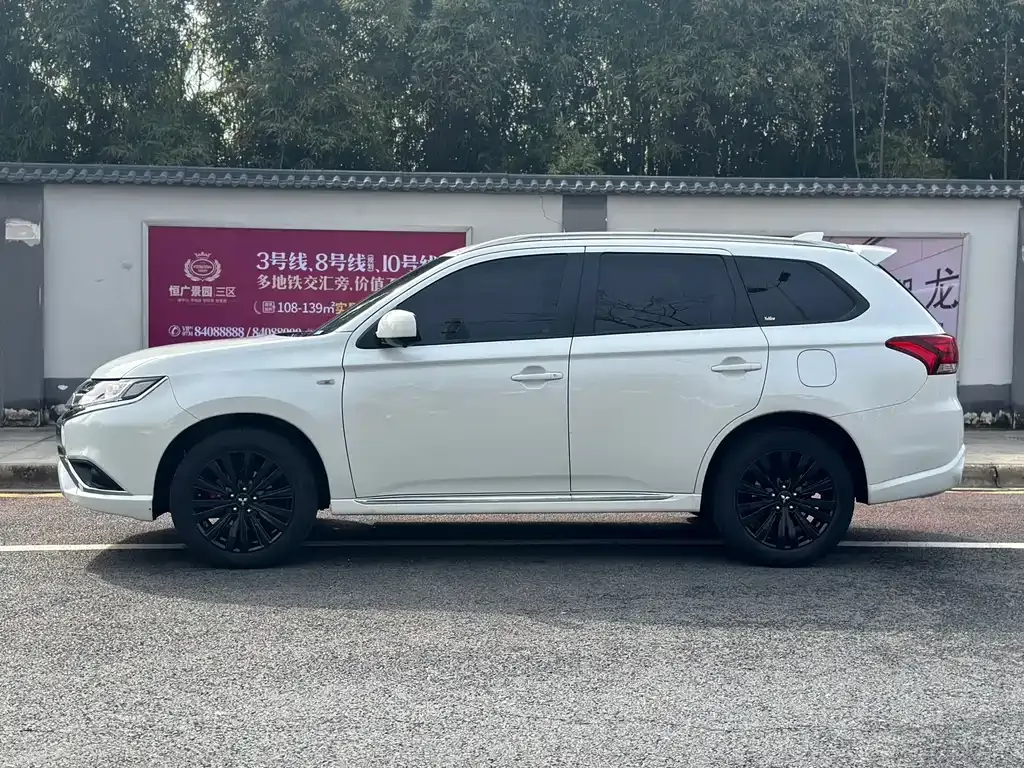 Mitsubishi Outlander 2022 из CN, фото 10