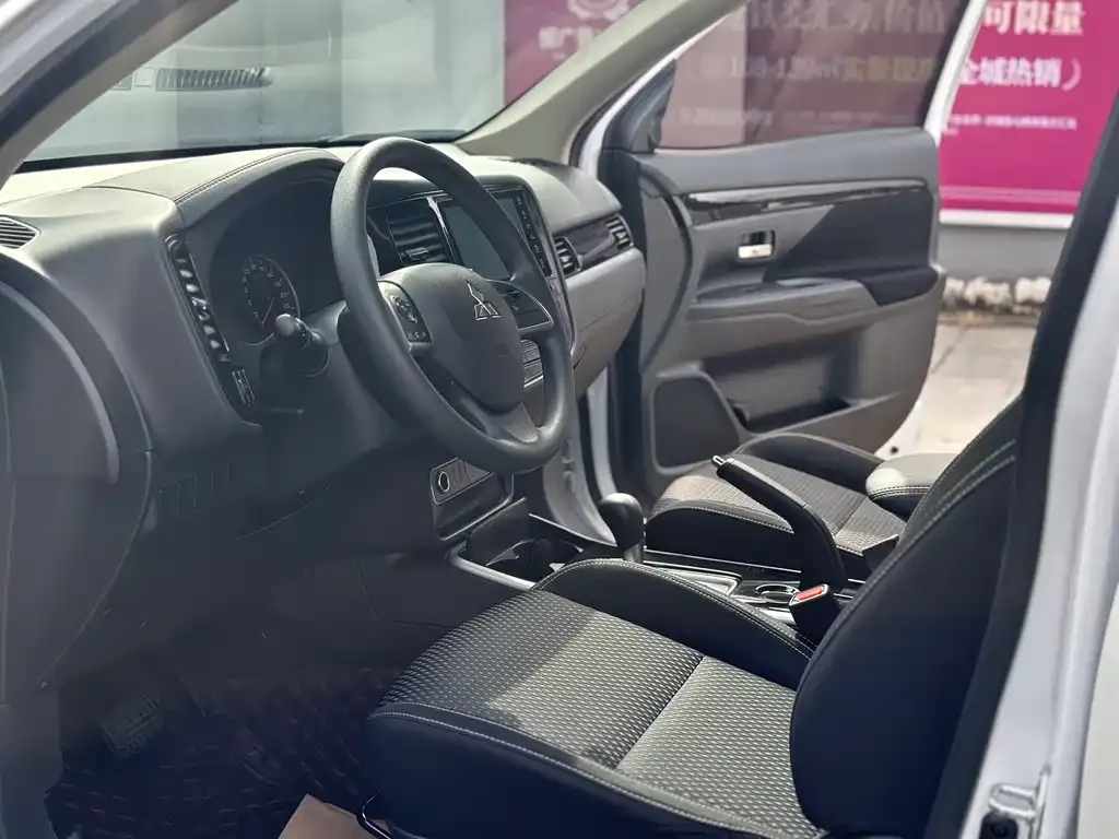 Mitsubishi Outlander 2022 из CN, фото 3