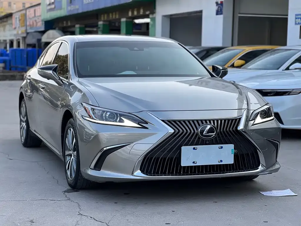 Lexus ES — фото 1