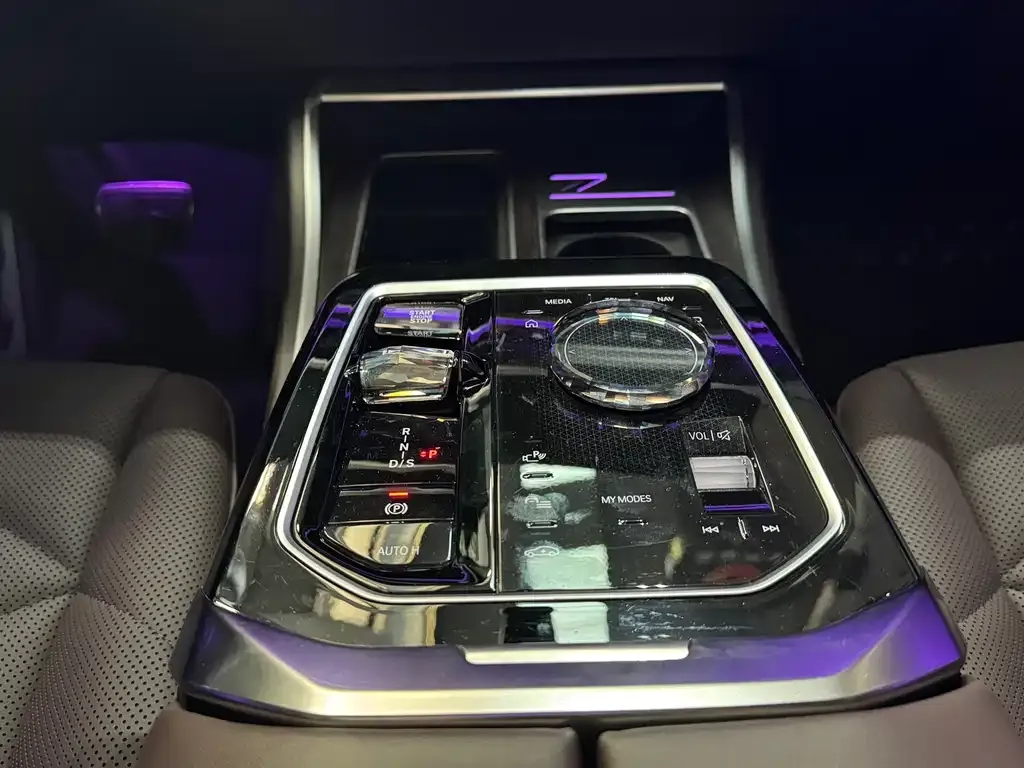 BMW 7 Series 2023 из CN, фото 10