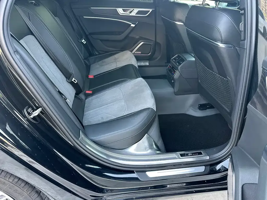 Audi A6L 2024 из CN, фото 2
