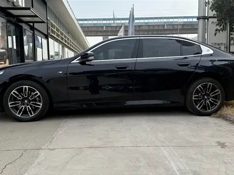BMW 5 Series 2025 из CN, фото 9