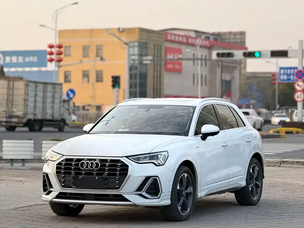 Audi Q3 — фото 1