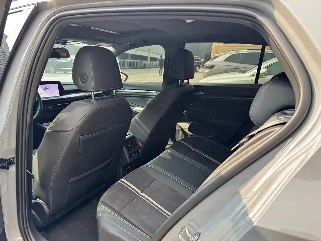 Volkswagen Golf 2023 из CN, фото 2