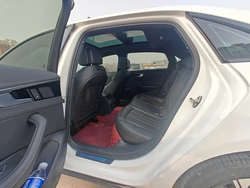 Audi A4L 2023 из CN, фото 3