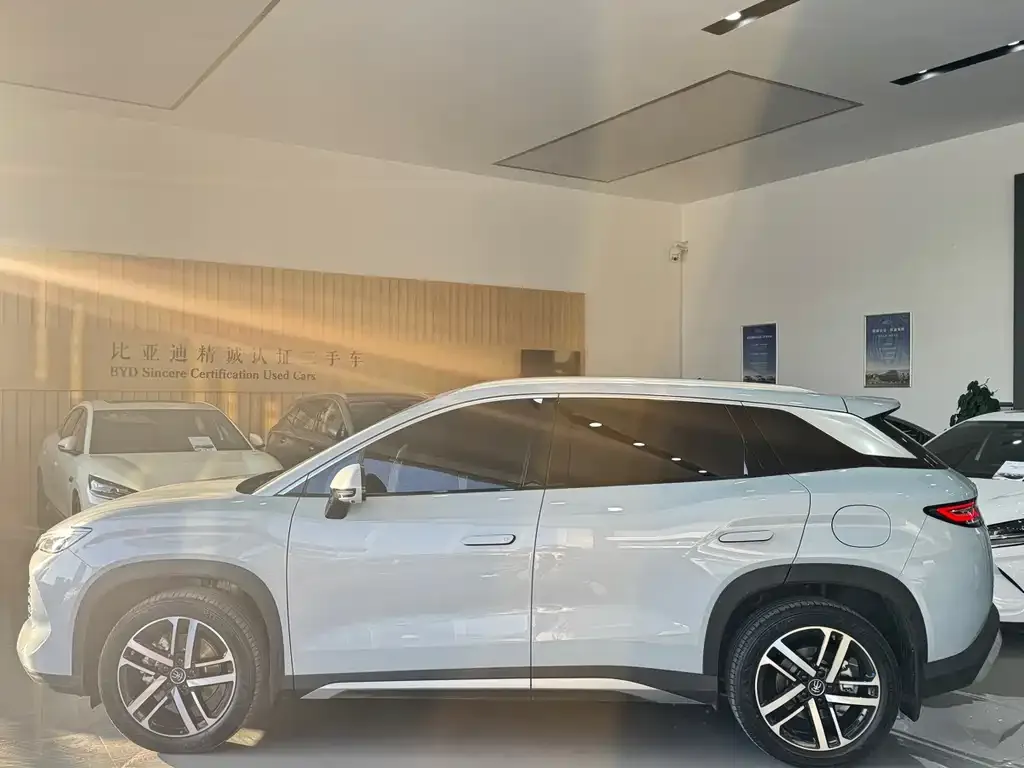 BYD L DM-i — фото 4