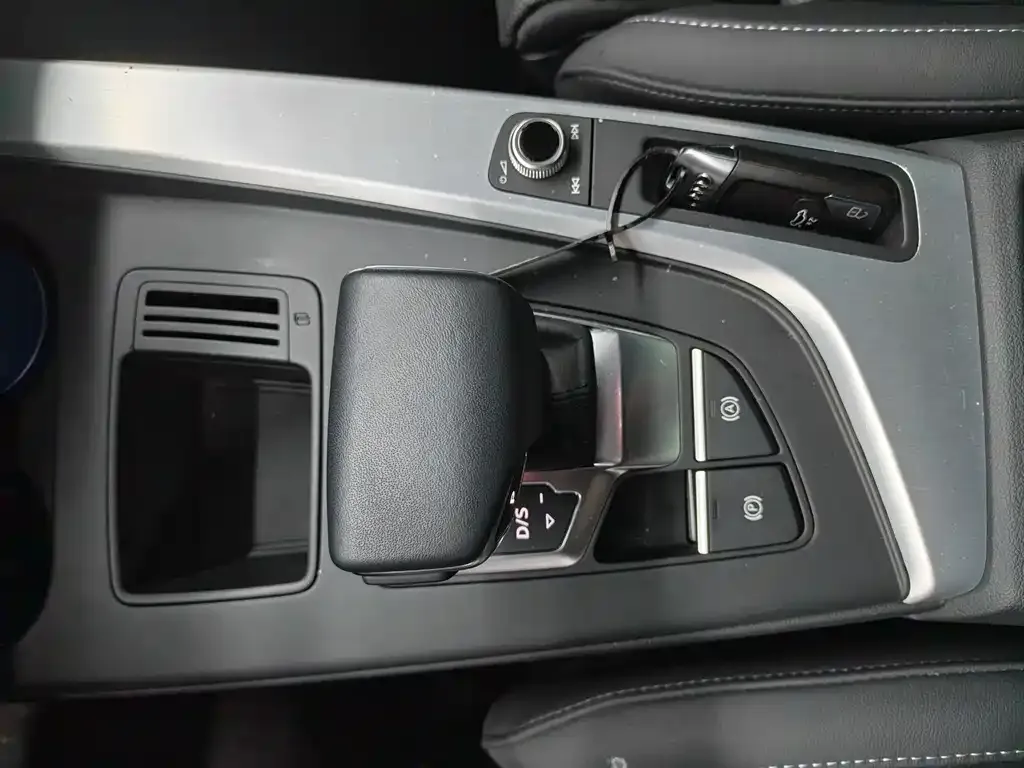Audi A4L 2023 из CN, фото 5
